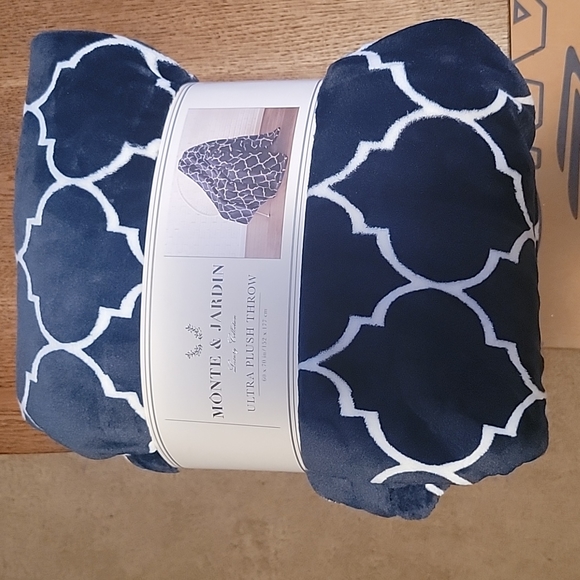Monte & Jardin Bedding Monte Jardin Ultra Plush Throw Poshmark